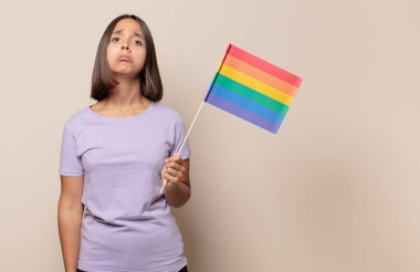 Genç bir kadın üzgün ve mızmızlanıyor, mutsuz bir bakışla, negatif ve hayal kırıklığına uğramış bir tavırla ağlıyor.