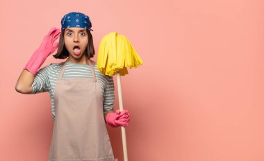 Genç kadın hizmetçi mutlu, şaşkın ve şaşırmış görünüyor, gülümsüyor ve inanılmaz ve inanılmaz iyi haberleri fark ediyor.