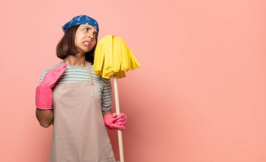 Genç bayan kahya kendini stresli, endişeli, yorgun ve hayal kırıklığına uğramış hissediyor. Gömleğini çekiştiriyor. Sorunlardan bıkmış görünüyor.