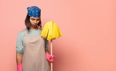 Genç kadın kahya üzgün, üzgün ya da kızgın ve olumsuz bir tavır takınıyor, anlaşmazlıkla kaşlarını çatıyor.