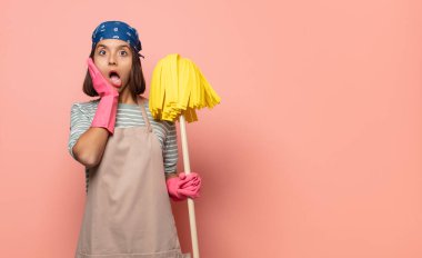 Genç kadın hizmetçi şok olmuş ve korkmuş hissediyor, ağzı açık ve elleri yanaklarında korkmuş görünüyor.