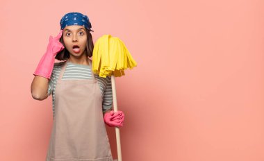 Genç kadın hizmetçi şaşırmış, ağzı açık, şok olmuş, yeni bir düşünce, fikir ya da konsept keşfediyor.