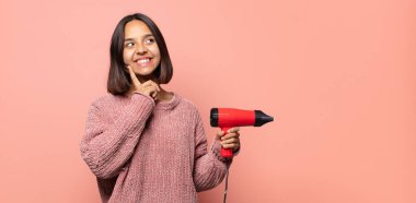 Gülümseyerek mutlu ve hayal kurarak ya da şüphe duyarak, yan tarafa bakarak