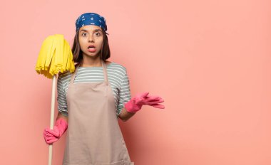 Genç kadın kahya kendini çok şaşırmış, şaşırmış, endişeli ve paniklemiş hissediyor. Stresli ve dehşetli bir bakışı var.