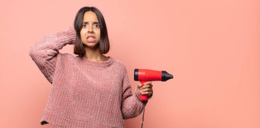 Stresli, endişeli, endişeli ya da korkmuş hissediyorum, ellerim başımda, yanlışlıkla panikliyorum.