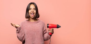 Mutlu, heyecanlı, şaşırmış ya da şok olmuş, gülümseyen ve hayrete düşmüş.