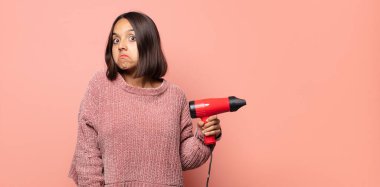 Omuz silkmek, kafası karışık ve kararsız hissetmek, kolları çapraz ve şaşkın bir bakış ile şüpheye düşmek