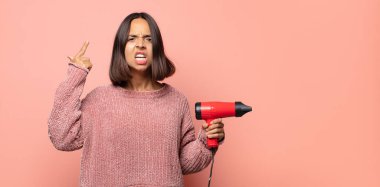 Kafan karışık ve şaşkın, deli, deli ya da aklını kaçırmış olduğunu gösteriyorsun.