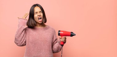 Mutsuz ve stresli görünüyor, intihar jesti elle silah işareti yapıyor, kafasını işaret ediyor.