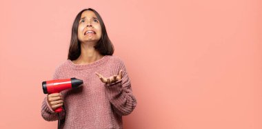 Çaresiz ve hayal kırıklığına uğramış görünüyor, stresli, mutsuz ve sinirli, bağırıyor ve çığlık atıyor