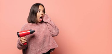 Mutlu, heyecanlı ve şaşırmış hissediyorum, iki elimle de yana bakıyorum.