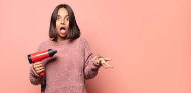 Son derece şok olmuş ve şaşırmış, endişeli ve paniklemiş hissediyorum, stresli ve korkmuş bir bakışla