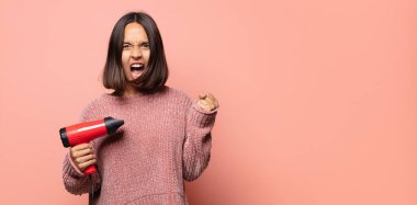 Kızgın bir ifadeyle saldırganca bağırmak ya da başarıyı kutlayan yumruklarla.