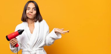 Kafası karışmış, kafası karışmış, şüpheci, farklı seçenekleri tartıyor ya da komik ifadelerle seçiyor.