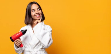 Gülümseyerek mutlu ve hayal kurarak ya da şüphe duyarak, yan tarafa bakarak