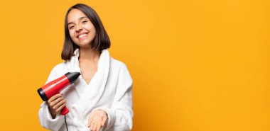 Mutlu bir şekilde gülümseyen, kendine güvenen, olumlu bakışlı, bir nesne ya da konsept sunan ve gösteren