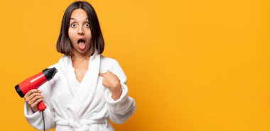 Mutlu, şaşkın ve gururlu hissediyorum. Heyecanlı ve şaşkın bir bakışla kendimi gösteriyorum.