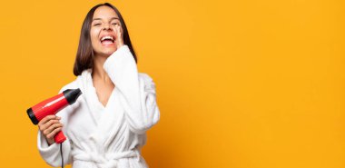 Mutlu, heyecanlı ve pozitifim. Ellerim ağzımın kenarındayken bağırıyorum.