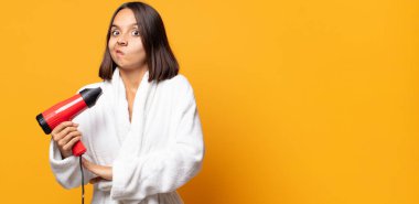 Omuz silkmek, kafası karışık ve kararsız hissetmek, kolları çapraz ve şaşkın bir bakış ile şüpheye düşmek