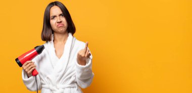 Sinirli, sinirli, isyankar ve agresif hissediyorum. Orta parmağımı şıklatıp karşılık veriyorum.