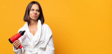 Üzgün, üzgün ya da kızgın hissediyorum ve olumsuz bir tavır takınıyorum, anlaşmazlık içinde kaşlarımı çatıyorum.