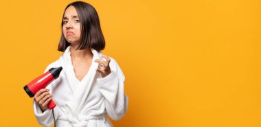 Kibirli, başarılı, pozitif ve gururlu görünüyor, kendini gösteriyor.