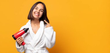 Kendine güvenen gülümseme, geniş gülümseme, pozitif, rahat, tatmin olmuş tavır.