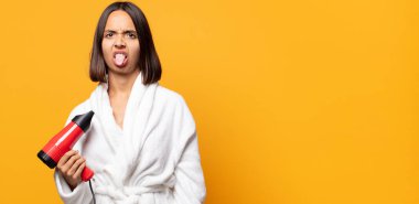 İğrençsin, sinir bozucusun, dilini dışarı çıkarıyorsun, iğrenç ve iğrenç bir şeyden hoşlanmıyorsun.