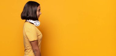 Profil görünümünde ilerideki boşluğu kopyalamak, düşünmek, hayal etmek veya hayal kurmak