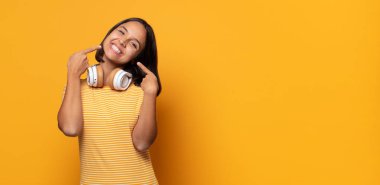 Kendine güvenen gülümseme, geniş gülümseme, pozitif, rahat, tatmin olmuş tavır.