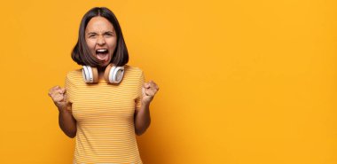 Kızgın bir ifadeyle saldırganca bağırmak ya da başarıyı kutlayan yumruklarla.