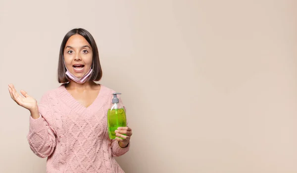 Wanita Muda Merasa Bahagia Bersemangat Terkejut Atau Terkejut Tersenyum Dan — Stok Foto