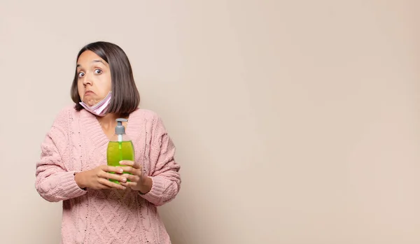 Jonge Vrouw Shrugging Zich Verward Onzeker Voelen Twijfelen Met Armen — Stockfoto