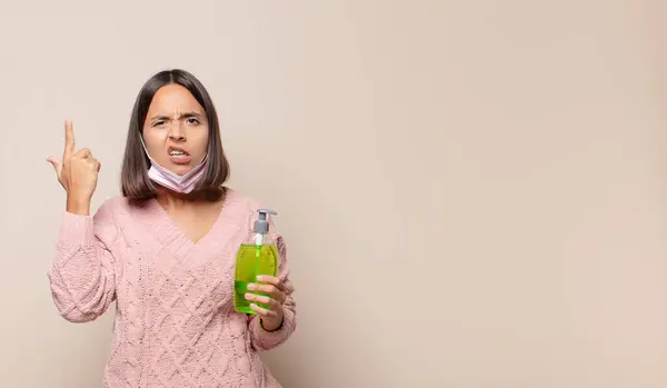 Giovane Donna Sente Confuso Perplesso Mostrando Che Sei Pazzo Pazzo — Foto Stock