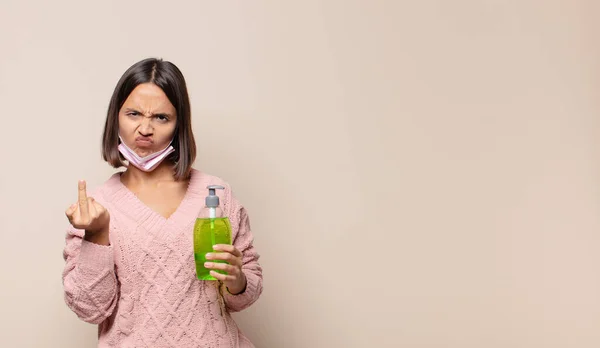 Giovane Donna Sente Arrabbiato Infastidito Ribelle Aggressivo Capovolgendo Dito Medio — Foto Stock