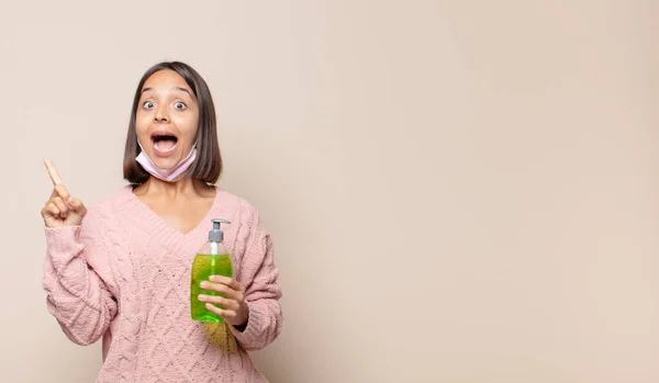 Giovane Donna Sente Come Genio Felice Eccitato Dopo Aver Realizzato — Foto Stock