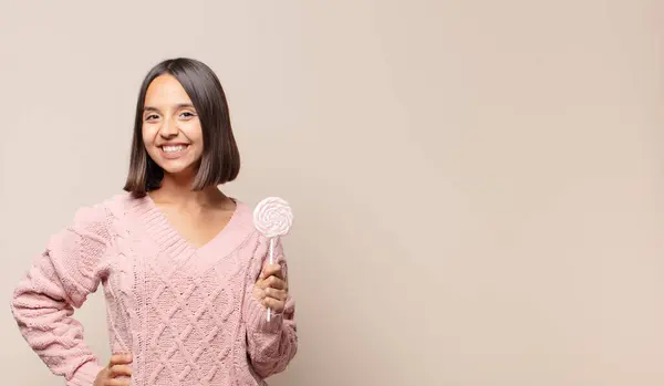 Jovem Mulher Sorrindo Feliz Com Uma Mão Quadril Confiante Positiva — Fotografia de Stock