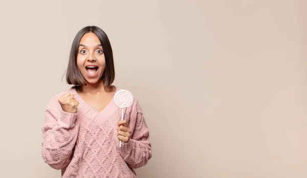 Giovane Donna Sentirsi Scioccato Eccitato Felice Ridendo Celebrando Successo Dicendo — Foto Stock