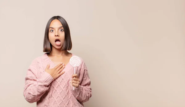 Giovane Donna Guardando Molto Scioccato Sorpreso Fissando Bocca Aperta Dicendo — Foto Stock