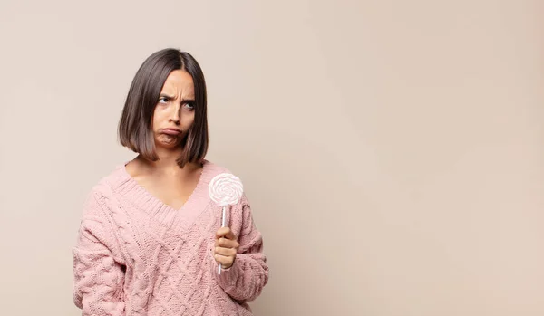 Giovane Donna Sente Triste Sconvolta Arrabbiata Guardando Una Parte Con — Foto Stock