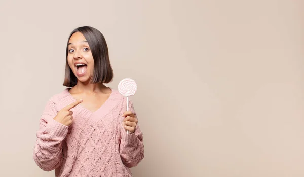 Jovem Mulher Olhando Animado Surpreso Apontando Para Lado Para Cima — Fotografia de Stock