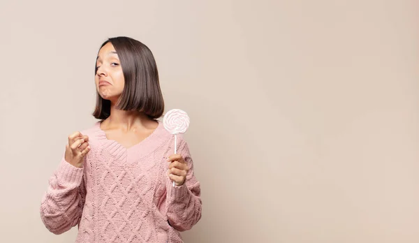 Jovem Mulher Olhando Arrogante Bem Sucedido Positivo Orgulhoso Apontando Para — Fotografia de Stock