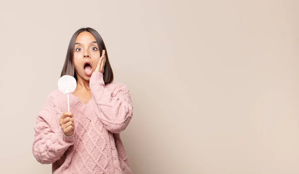 Ung Kvinna Känsla Chockad Och Rädd Ser Livrädd Med Öppen — Stockfoto