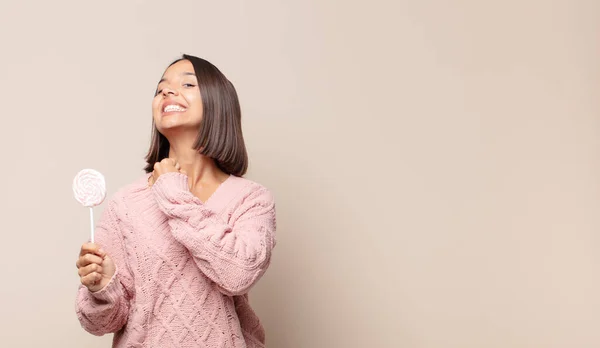 Giovane Donna Sentirsi Felice Positivo Successo Motivato Fronte Una Sfida — Foto Stock