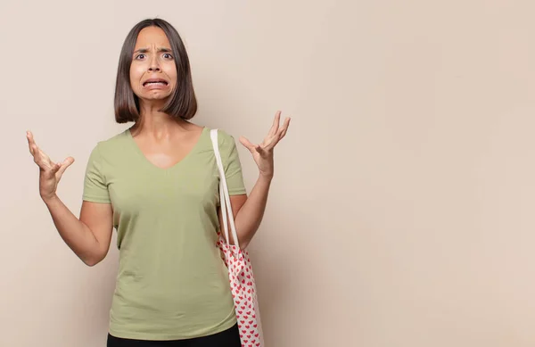 Giovane Donna Che Urla Con Mani Alto Sente Furiosa Frustrata — Foto Stock