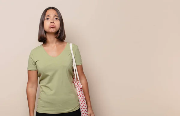 Giovane Donna Sente Triste Piagnucoloso Con Uno Sguardo Infelice Piangendo — Foto Stock