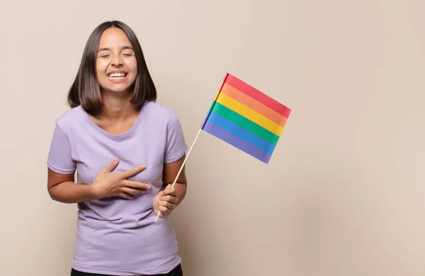 Jonge Vrouw Lachen Hardop Een Hilarische Grap Zich Gelukkig Vrolijk — Stockfoto