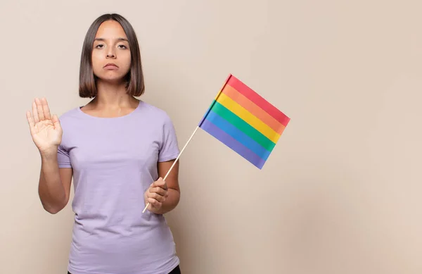 Jonge Vrouw Zoek Serieus Streng Ontevreden Boos Tonen Open Palm — Stockfoto