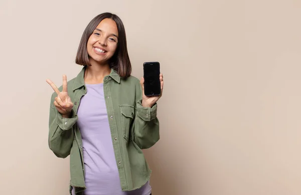 Junge Frau Lächelt Und Sieht Glücklich Unbeschwert Und Positiv Aus — Stockfoto