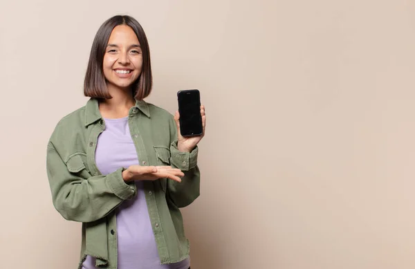 Junge Frau Lächelt Fröhlich Fühlt Sich Glücklich Und Zeigt Ein — Stockfoto